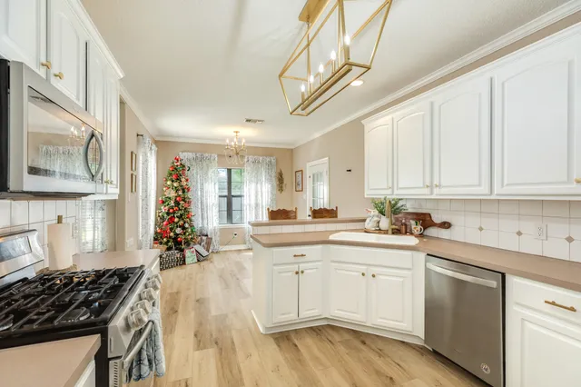 $284,900 | 429 North Amherst Drive, West Columbia, TX 77486