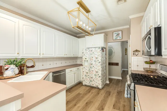 $284,900 | 429 North Amherst Drive, West Columbia, TX 77486