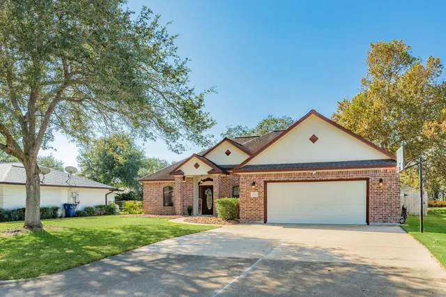 $284,900 | 429 North Amherst Drive, West Columbia, TX 77486