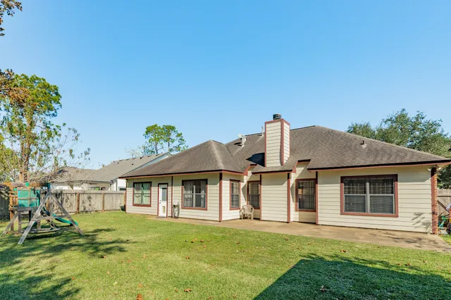 $284,900 | 429 North Amherst Drive, West Columbia, TX 77486