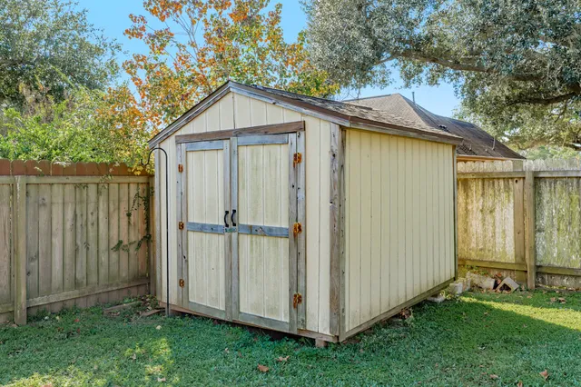 $284,900 | 429 North Amherst Drive, West Columbia, TX 77486