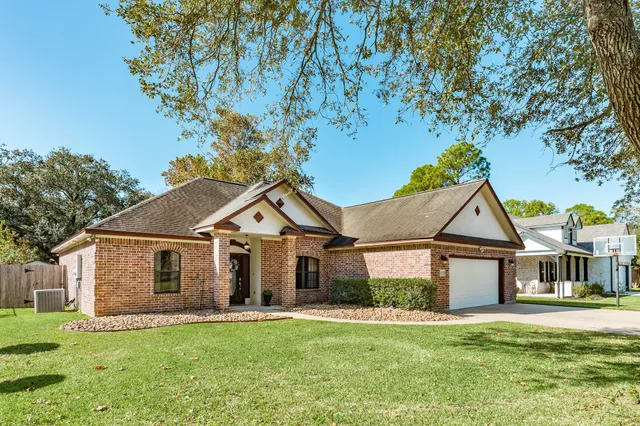 $284,900 | 429 North Amherst Drive, West Columbia, TX 77486