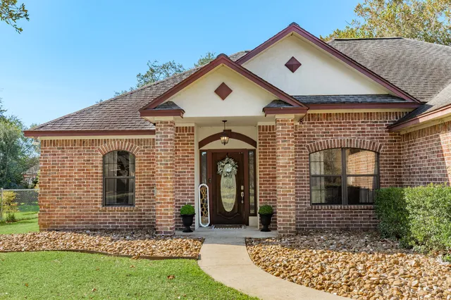 $284,900 | 429 North Amherst Drive, West Columbia, TX 77486