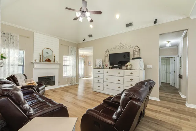 $284,900 | 429 North Amherst Drive, West Columbia, TX 77486