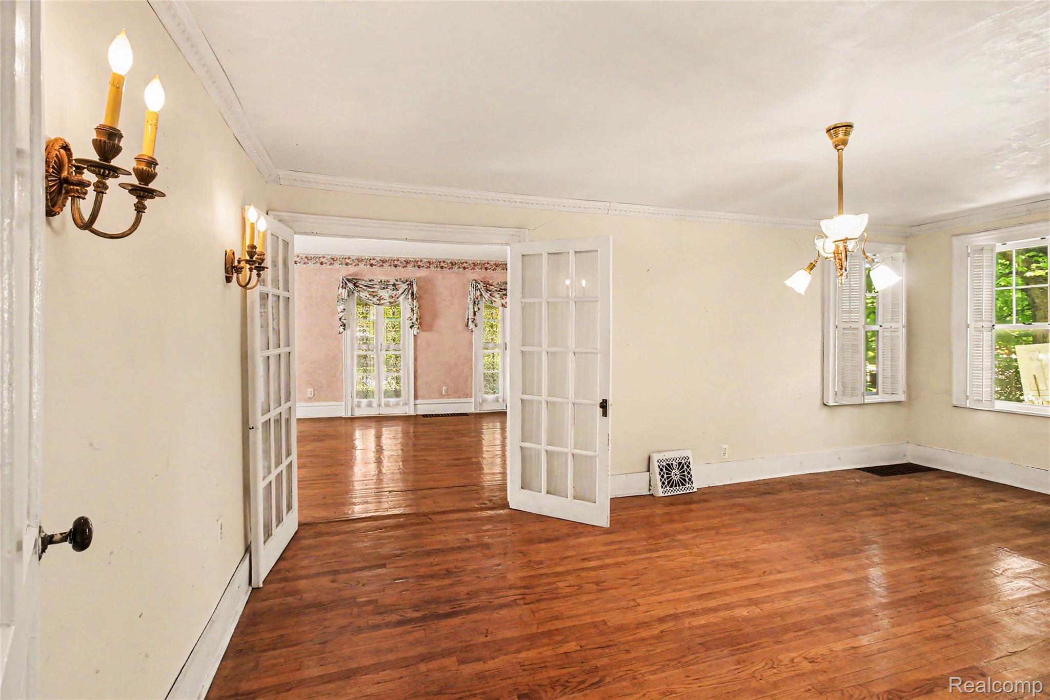 609 Main Street Fenton, MI 48430 - Photo 9 of 26 008_file_3062.jpg