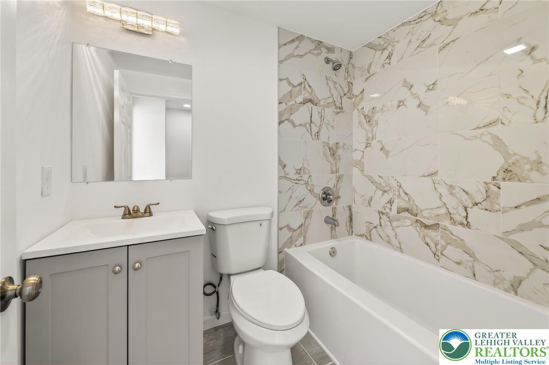 781 Mohawk Street Allentown, PA 18103 - Photo 23 of 49 Full bathroom