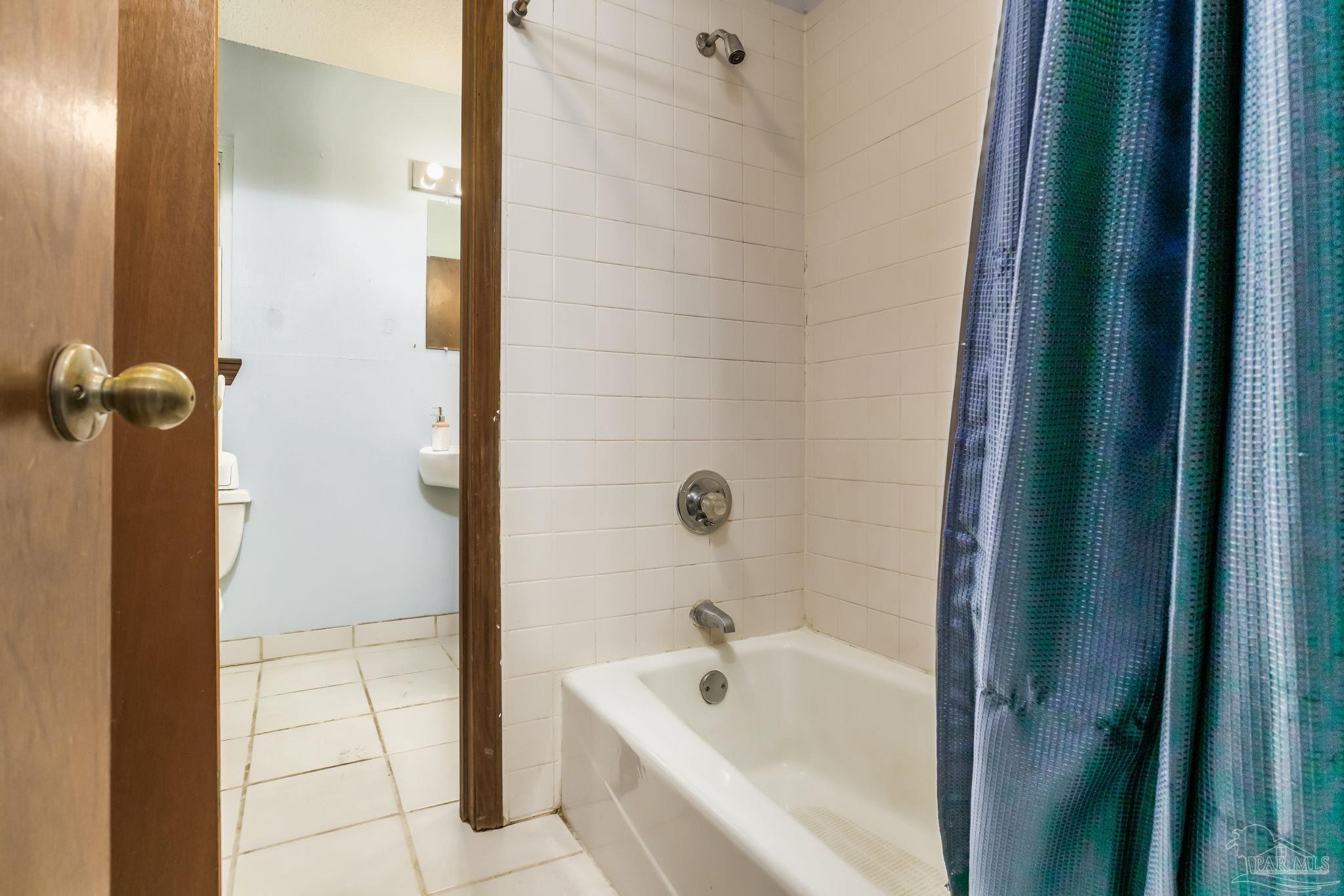 4616 B B Lowery Road Milton, FL 32583 - Photo 32 of 35 a bathroom with a bathtub