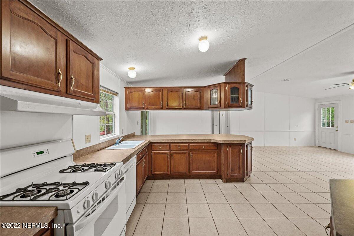 138 Fisherman Road Satsuma, FL 32189 - Photo 8 of 23 09-JWLeePhoto-2574
