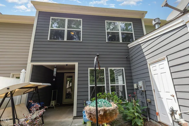 a view of a house with tub and porch with furniture