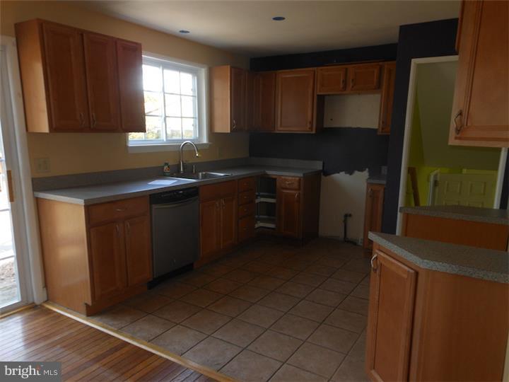 903 Spring Street Reading, PA 19610 - Photo 4 of 15 Gallery Image 4