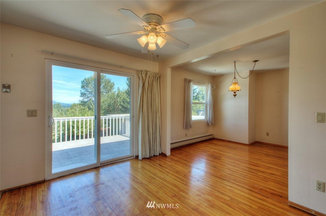 1624 Beacon Way Southeast Renton, WA 98058 - Photo 3 of 33 Gallery Image 3