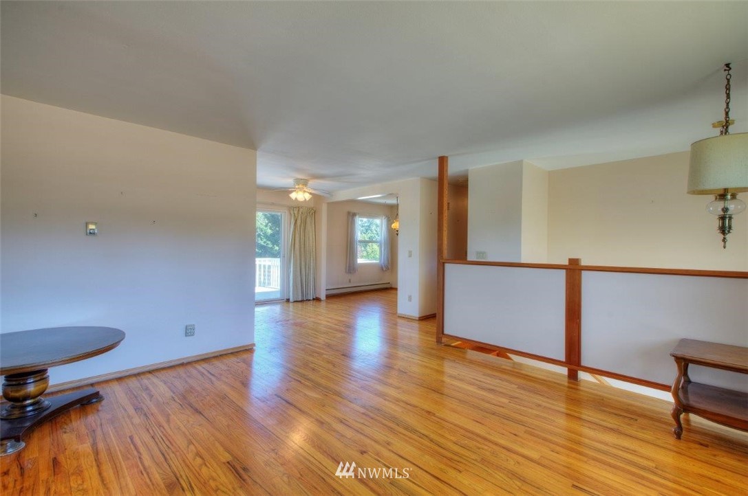 1624 Beacon Way Southeast Renton, WA 98058 - Photo 5 of 33 Gallery Image 5