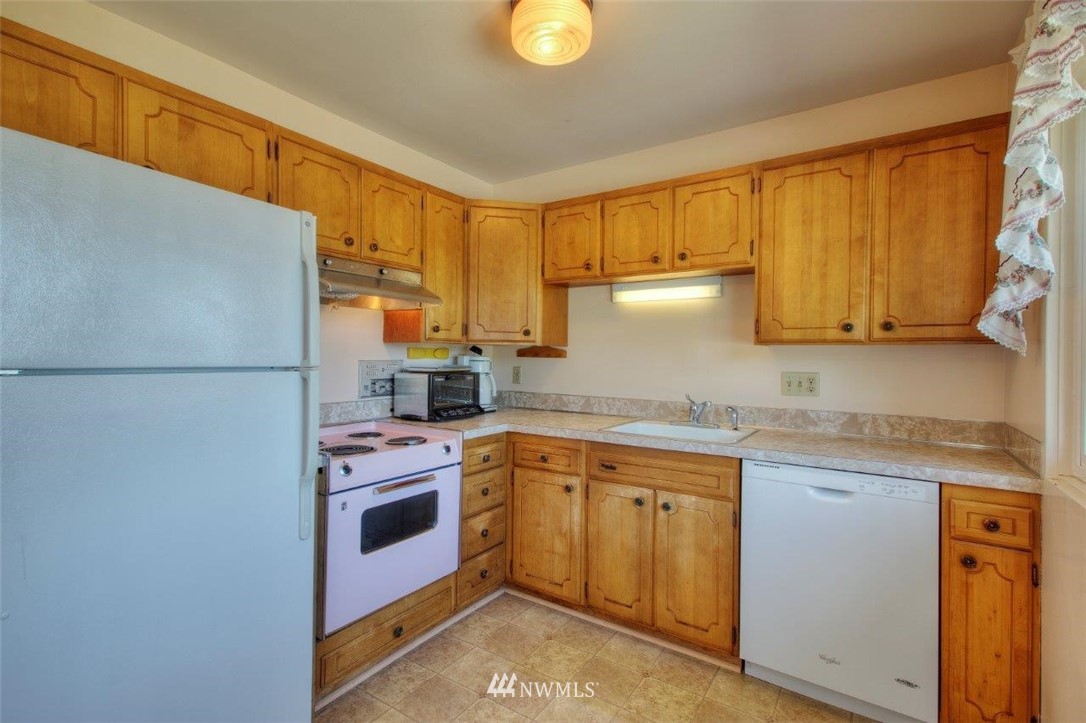 1624 Beacon Way Southeast Renton, WA 98058 - Photo 8 of 33 Gallery Image 8