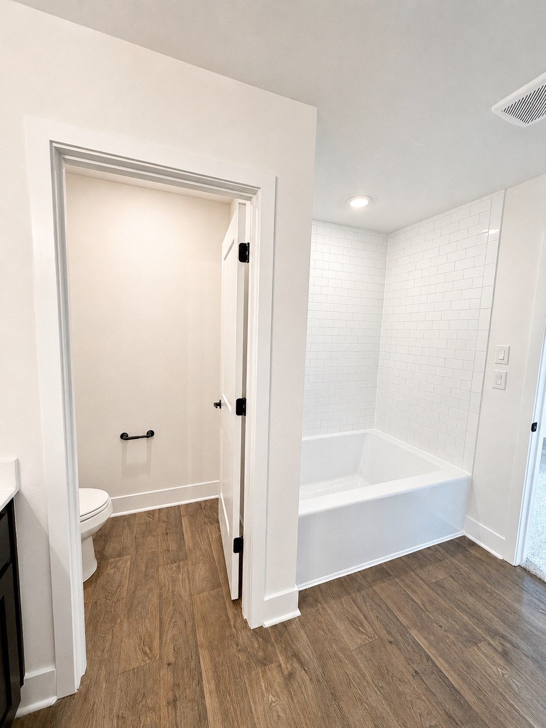 9304 Hard Rock Road Conroe, TX 77303 - Photo 10 of 15 Primary Soaker Tub
