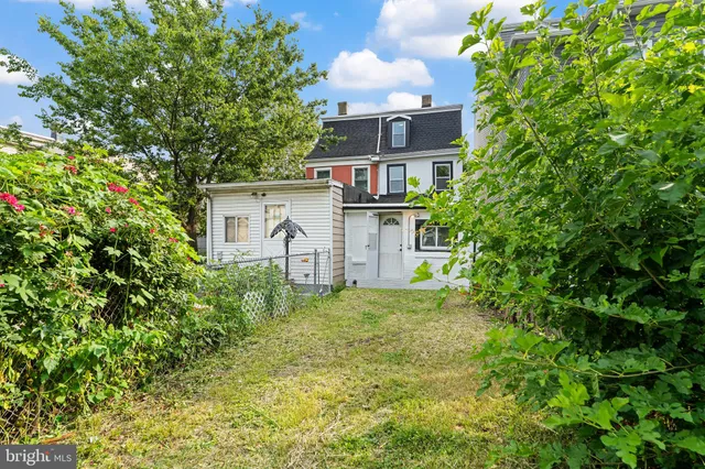 a view of a back yard