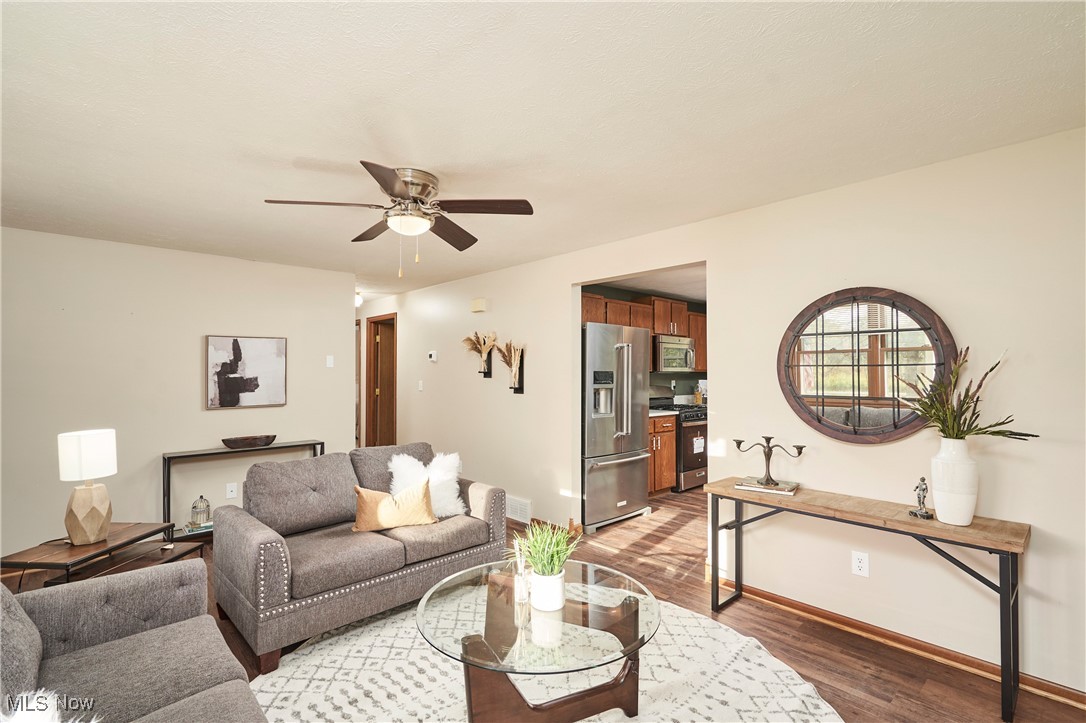 8111 Lake Road Seville, OH 44273 - Photo 13 of 29 Living room