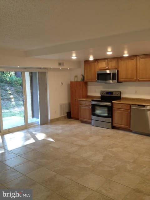 11601 Stoneview Square, Unit 1B Reston, VA 20191 - Photo 3 of 29 Living Room