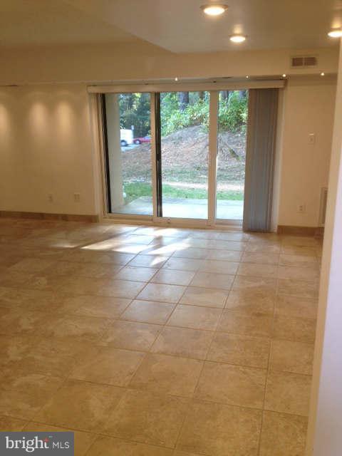 11601 Stoneview Square, Unit 1B Reston, VA 20191 - Photo 4 of 29 Living Room
