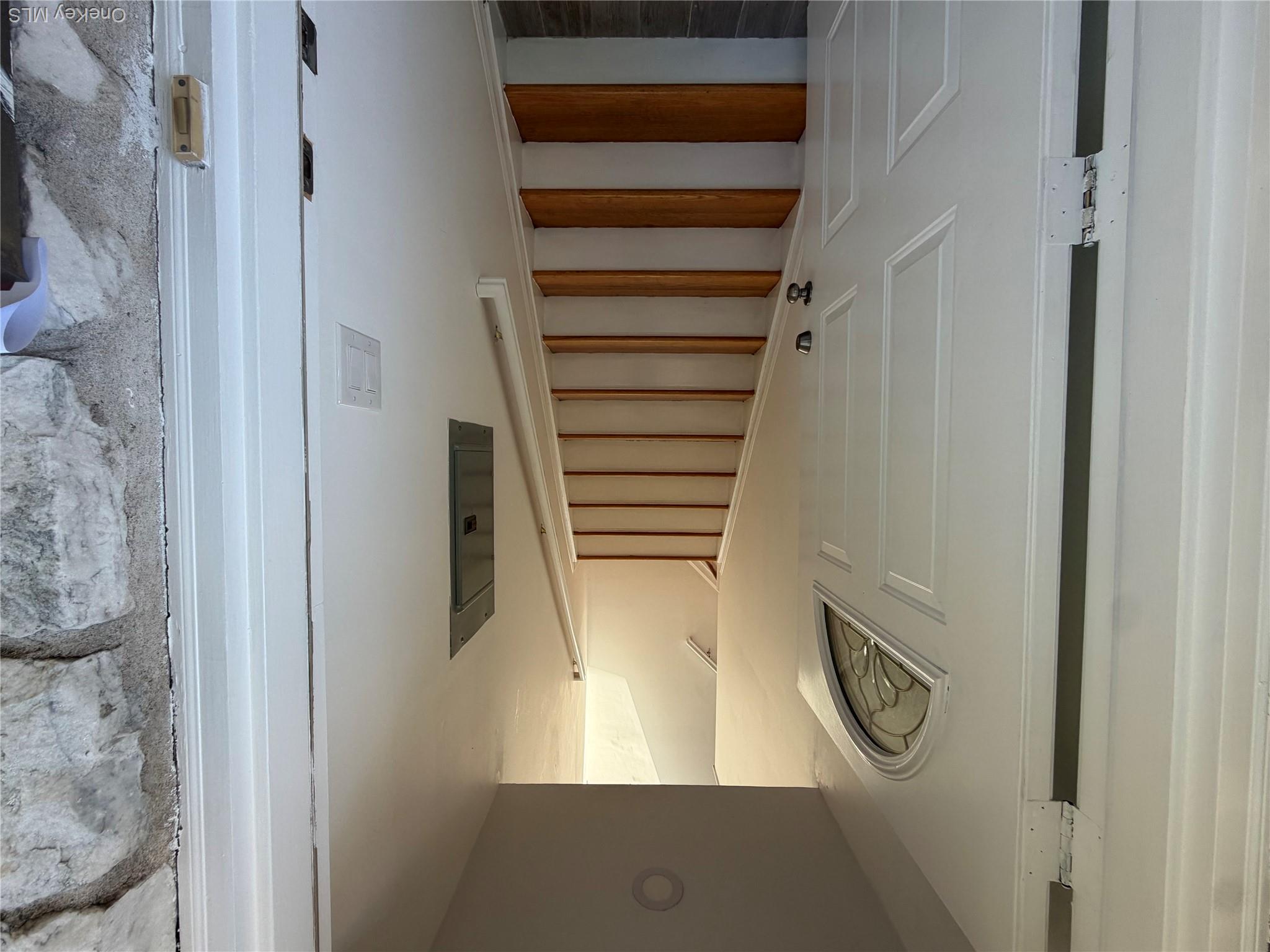 57 Dunwood Road, Unit B Port Washington, NY 11050 - Photo 3 of 8 2nd floor
