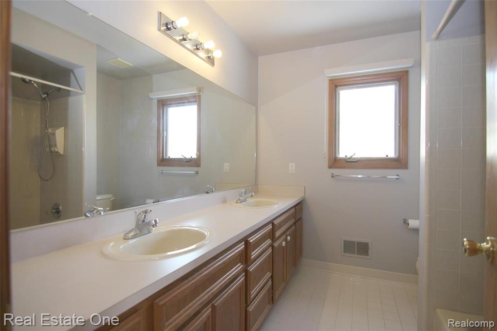 945 Maidstone Drive Rochester Hills, MI 48307 - Photo 24 of 25