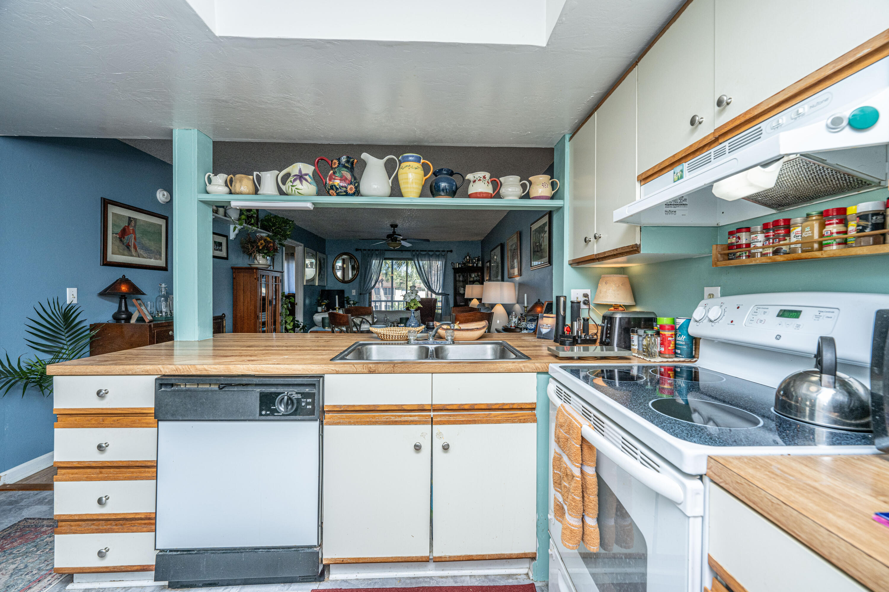 2178 Bees Ferry Road, Unit G Charleston, SC 29414 - Photo 5 of 16 Dove kitchen4