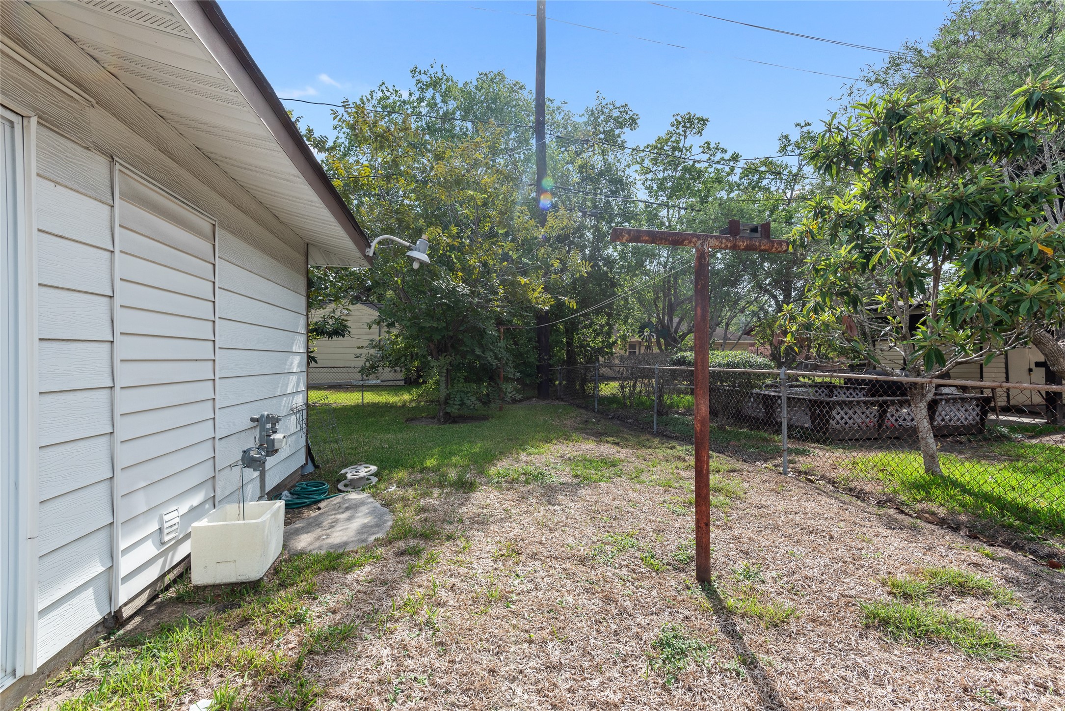 3734 Daphne Street Houston, TX 77021 - Photo 17 of 17 a view of a backyard