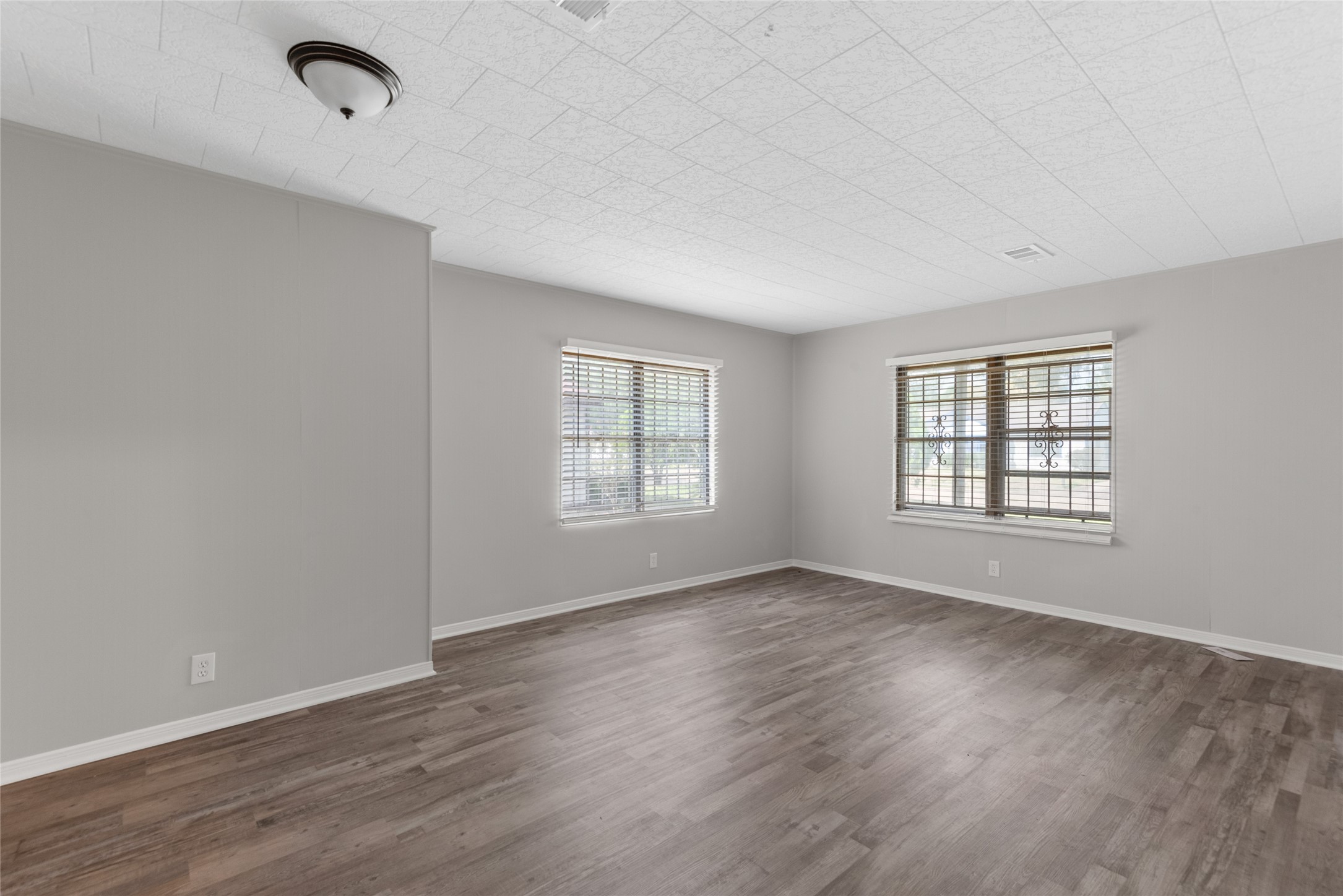 3734 Daphne Street Houston, TX 77021 - Photo 4 of 17 an empty room with wooden floor and windows