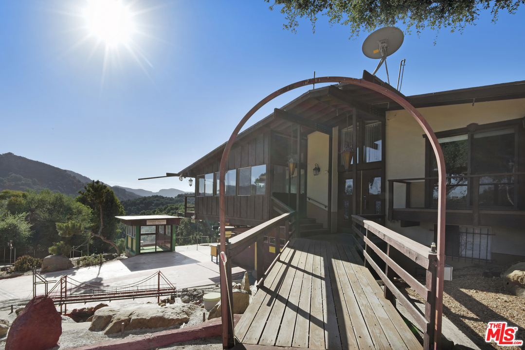 145 Old Church Road Topanga, CA 90290 - Photo 19 of 37 a view of entryway and hall