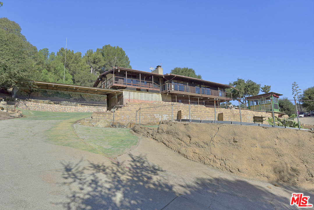 145 Old Church Road Topanga, CA 90290 - Photo 5 of 37 a view of a swimming pool with a yard