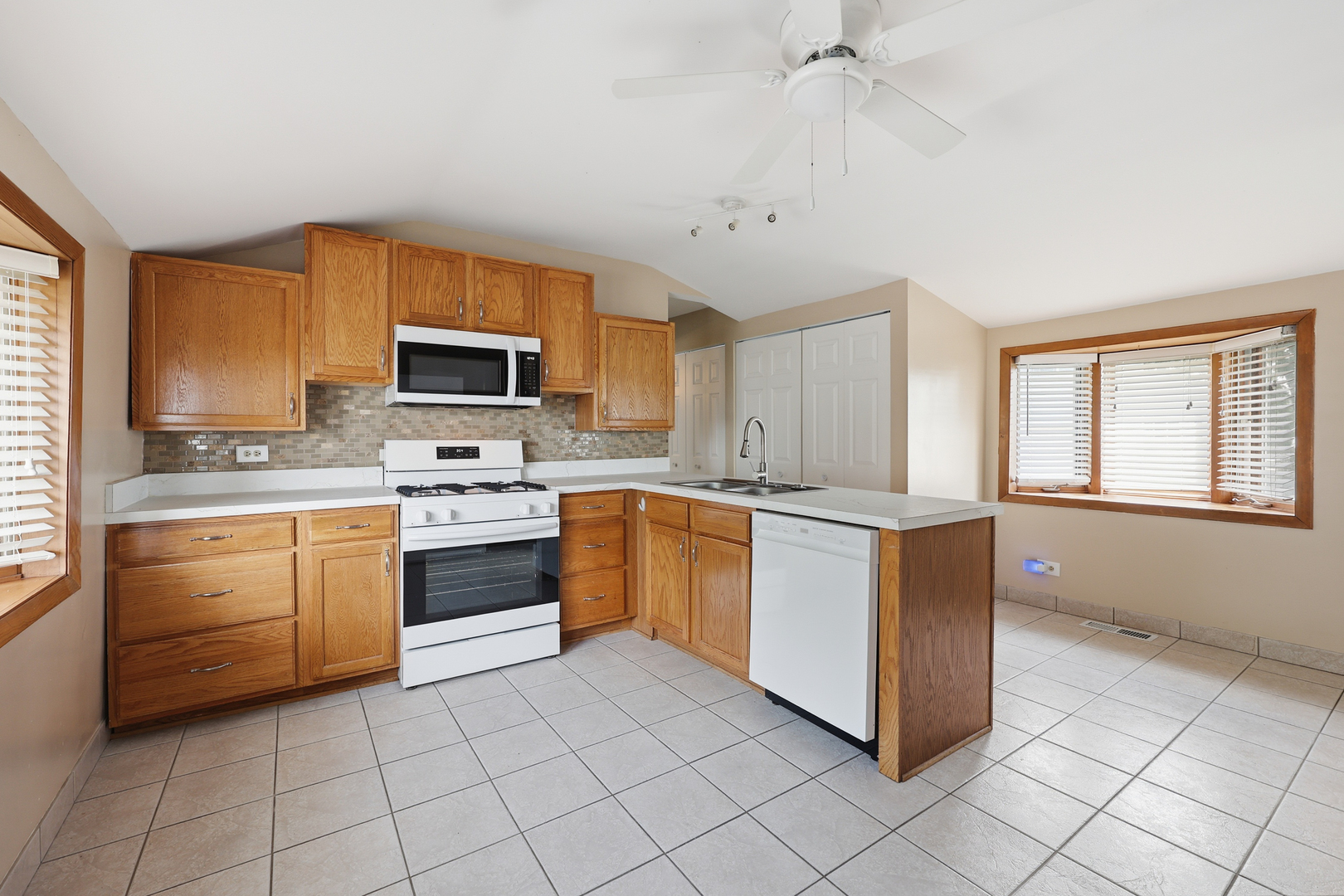 204 Eagle Point Road Fox Lake, IL 60020 - Photo 9 of 17