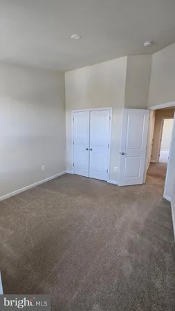 en empty room with an empty space