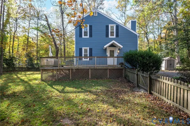 a view of house with a yard