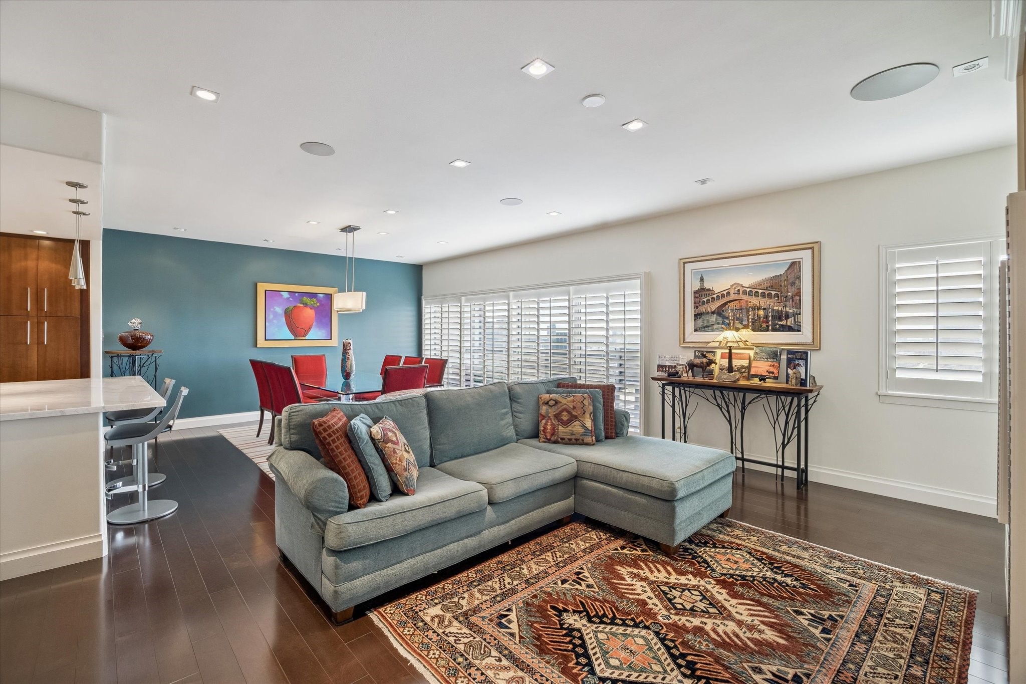 2929 Buffalo Speedway, Unit A1802 Houston, TX 77098 - Photo 4 of 50 a living room with furniture and a rug