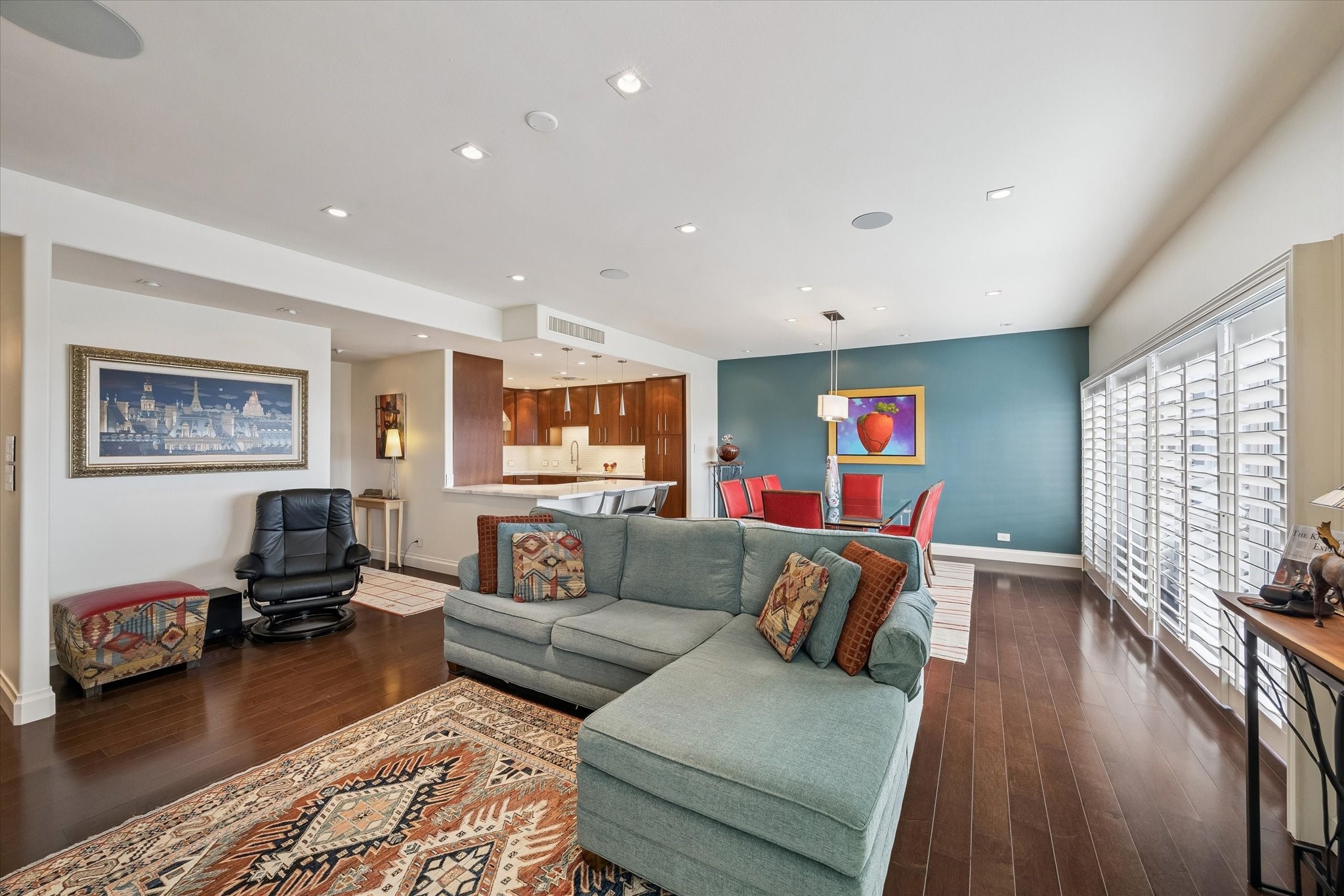 2929 Buffalo Speedway, Unit A1802 Houston, TX 77098 - Photo 5 of 50 a living room with furniture and a flat screen tv