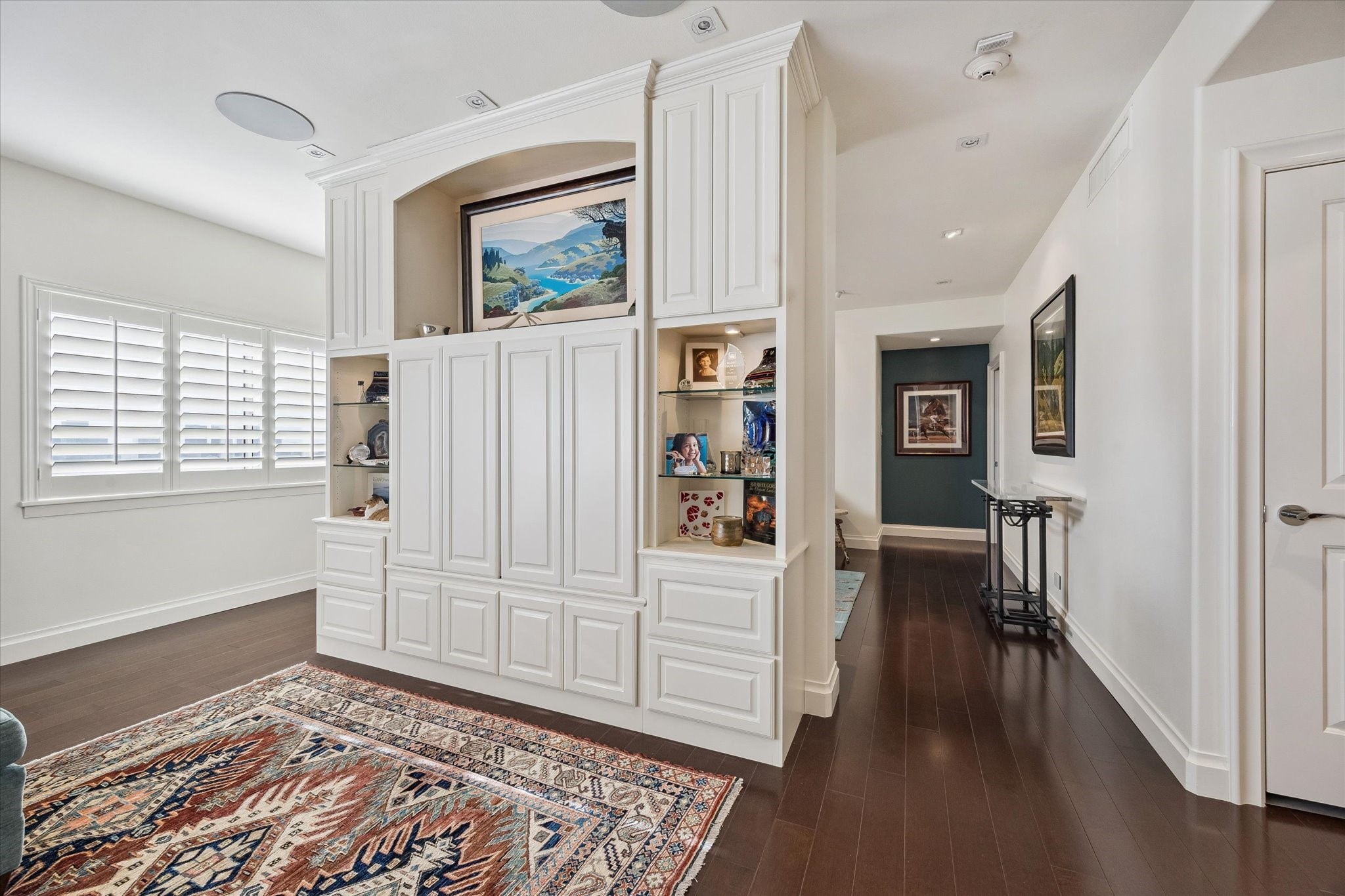 2929 Buffalo Speedway, Unit A1802 Houston, TX 77098 - Photo 6 of 50 a view of a hallway with wooden floor and windows