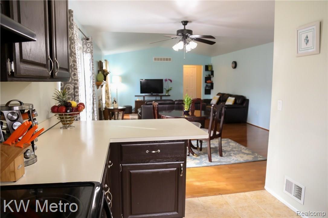 542 Hidden Ridge Drive Troy, MI 48083 - Photo 8 of 46 Hidden Ridge-7.jpg