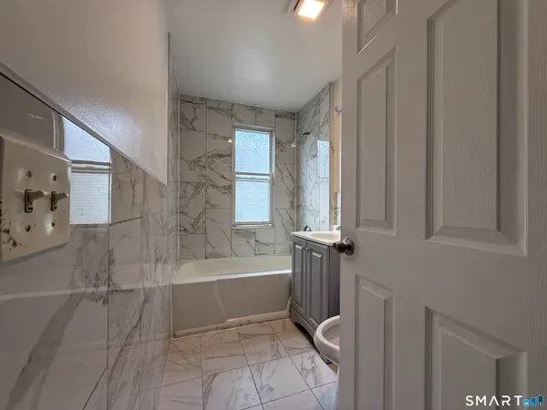 $1,900 | 29 Madison Street, Unit 2, Waterbury, CT 06706