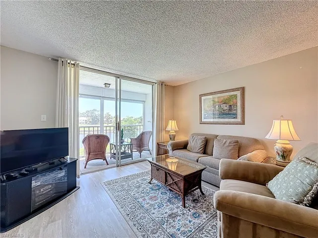 $3,500 | 300 Forest Lakes Boulevard, Unit 201, Naples, FL 34105