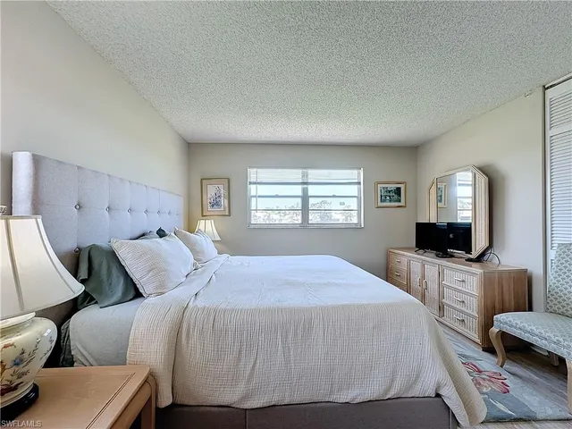 $3,500 | 300 Forest Lakes Boulevard, Unit 201, Naples, FL 34105