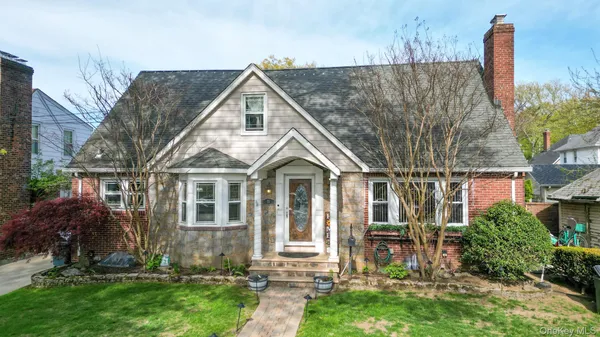 $1,100,000 | 85 Hinsdale Avenue, Floral Park, NY 11001
