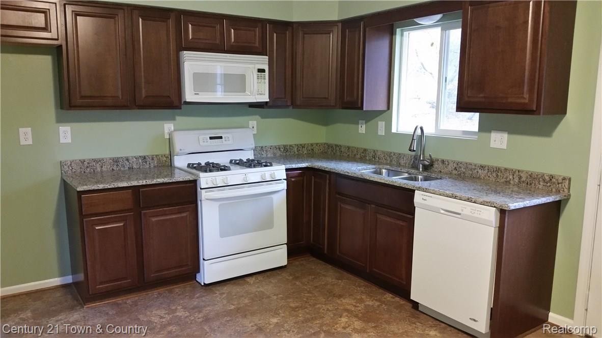 3326 Genoa Road Clarkston, MI 48346 - Photo 4 of 11 4.jpg
