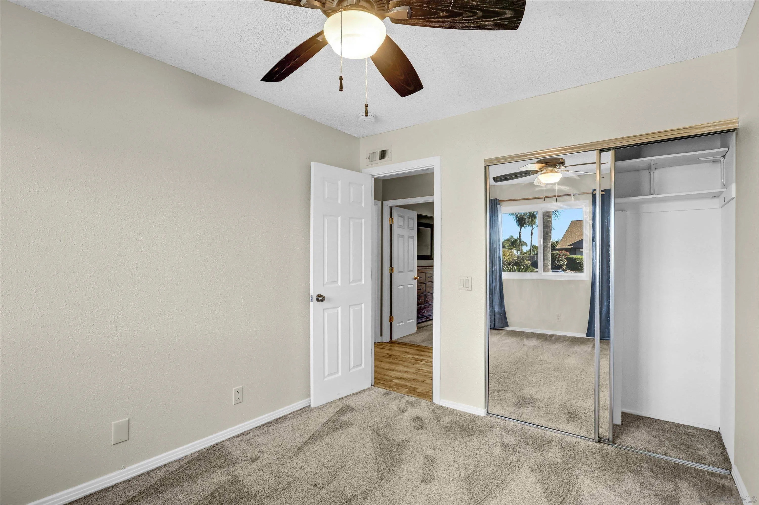 9448 Palomino Ridge Drive Lakeside, CA 92040 - Photo 17 of 35 en view interior of a house