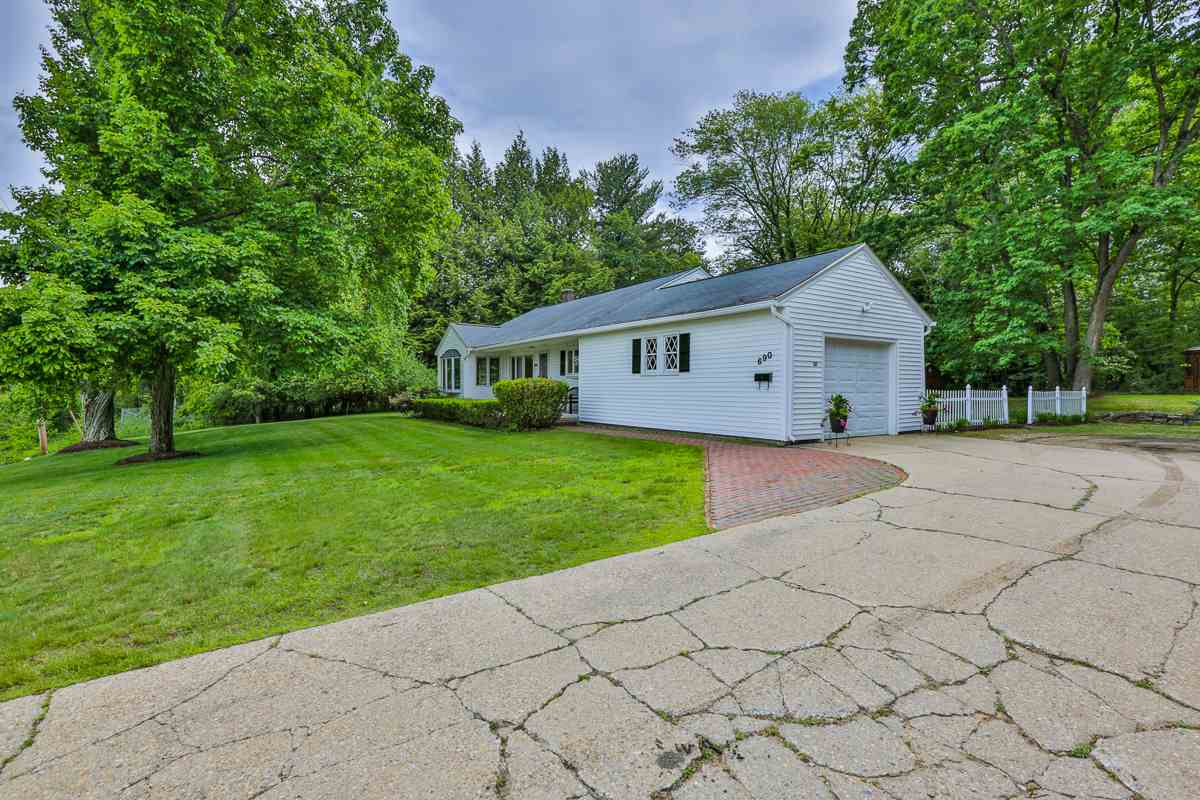 690 Goffstown Road Manchester, NH 03102 - Photo 3 of 31