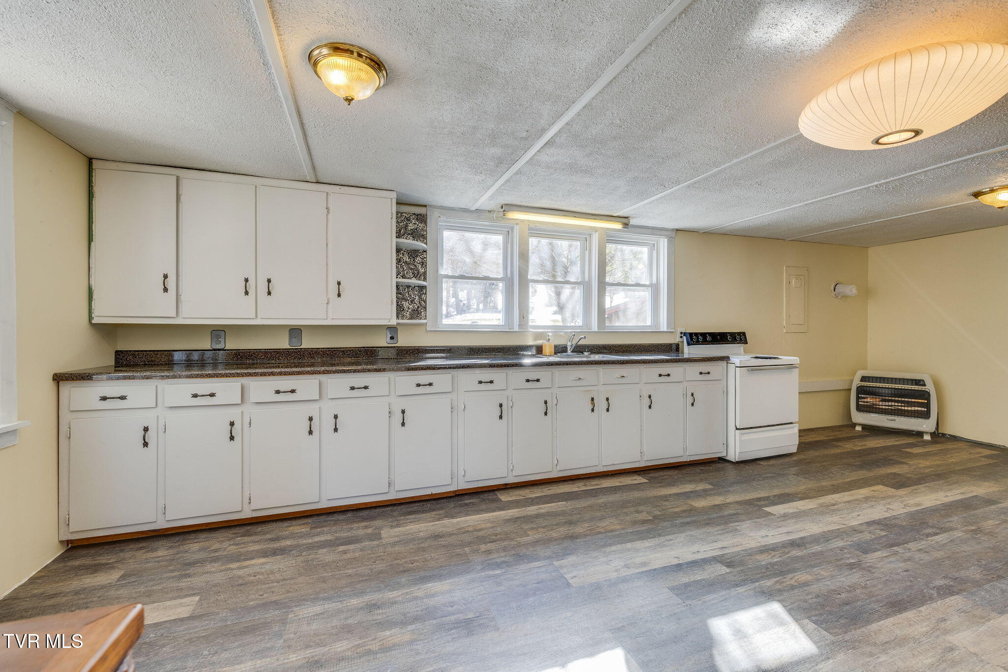 592 Heaton Creek Road Roan Mountain, TN 37687 - Photo 8 of 37 008