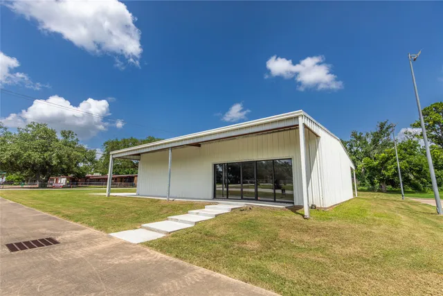 $299,000 | 425 East Obryant Street, Bellville, TX 77418