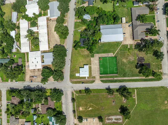 $299,000 | 425 East Obryant Street, Bellville, TX 77418