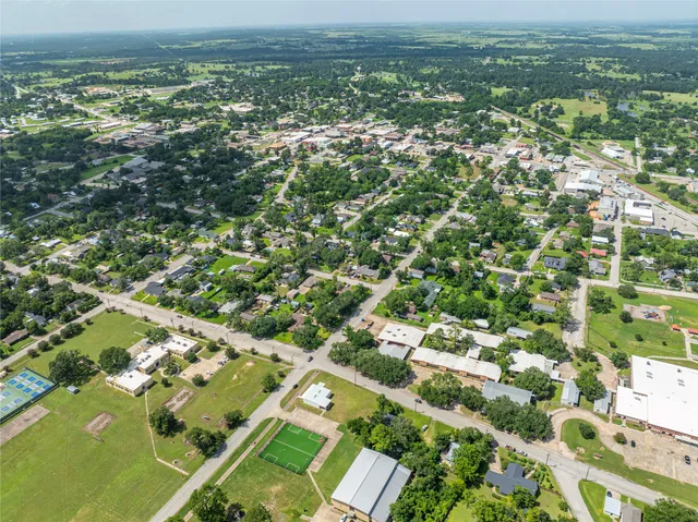 $299,000 | 425 East Obryant Street, Bellville, TX 77418