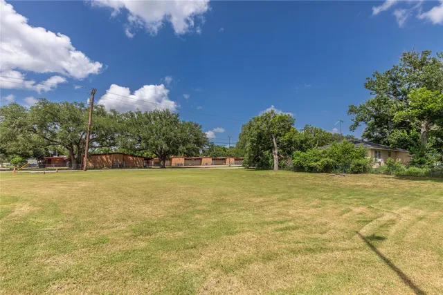 $299,000 | 425 East Obryant Street, Bellville, TX 77418