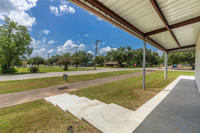 $299,000 | 425 East Obryant Street, Bellville, TX 77418