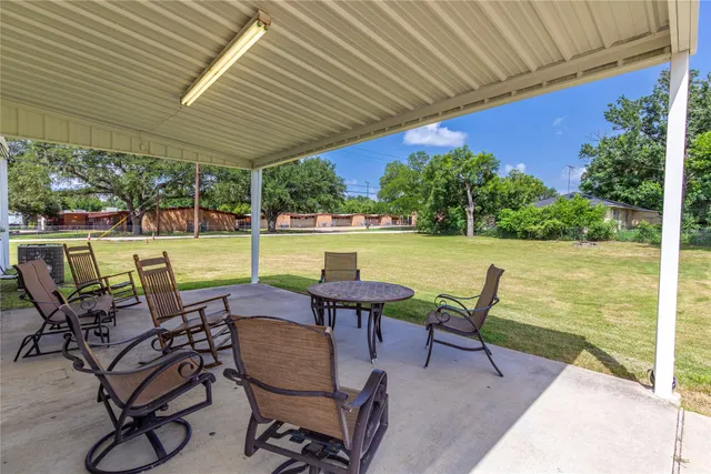 $299,000 | 425 East Obryant Street, Bellville, TX 77418